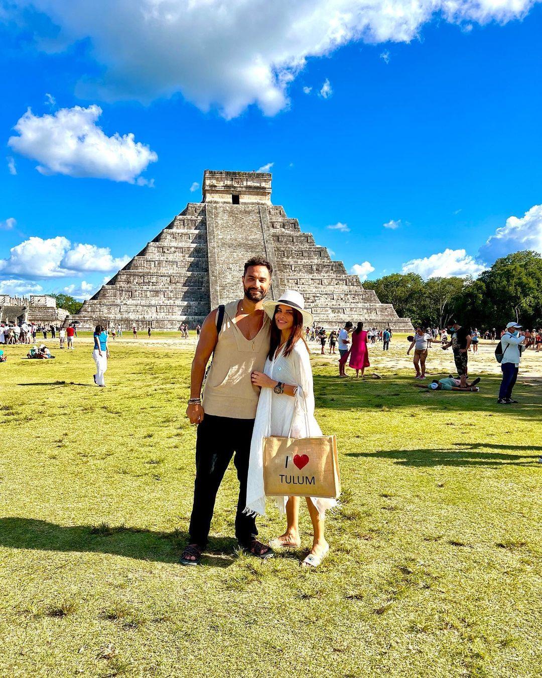 كريم فهمي وزوجته من رحلتهما إلى المكسيك