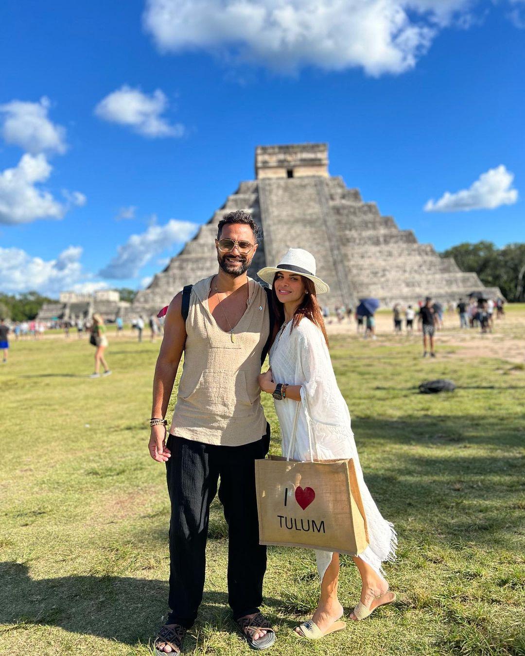 كريم فهمي وزوجته من رحلتهما إلى المكسيك