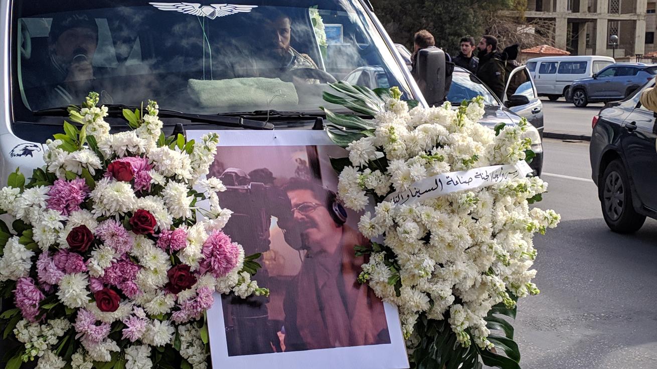 مراسم جنازة بسام الملا في دمشق، حيث خرج نعش الراحل من مستشفى الأسد الجامعي باتجاه جامع الاكرم بحضور الأصدقاء، العائلة، المحبين والنجوم