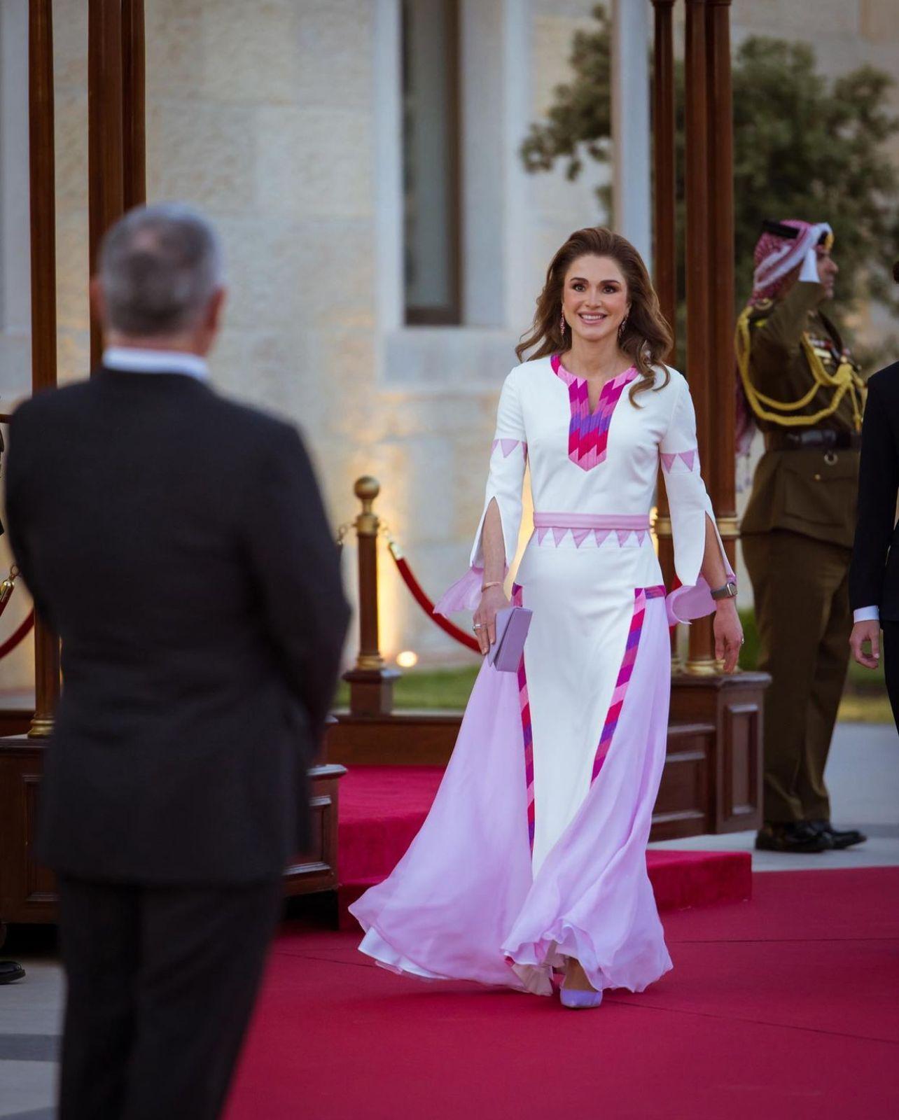 ظهور مميز للعائلة الملكية في الأردن بمناسبة عيد الإستقلال الـ 76