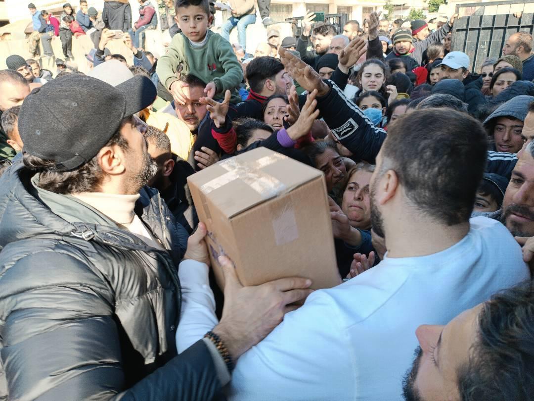 باسم ياخور وفادي صبيح في اللاذقية وجبلة برفقة شاحنات المساعدات