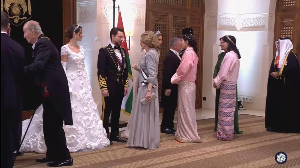 العائلة الملكية تتقبل التهاني في قصر الحسينية 