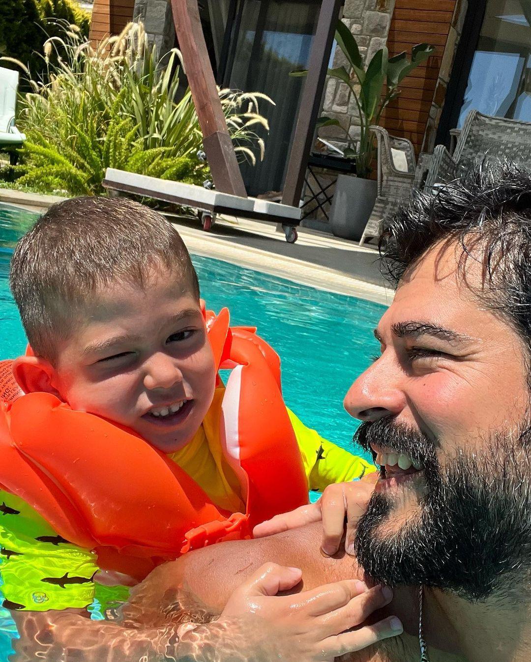 بوراك أوزجيفيت في المسبح مع ابنه كاران