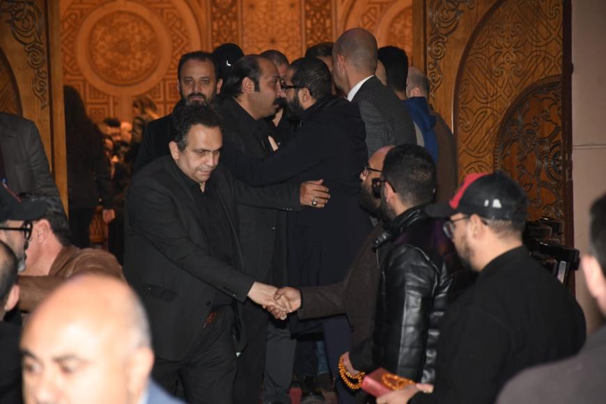 النجوم يقدمون العزاء لـ أحمد حلمي في وفاة شقيقه خالد