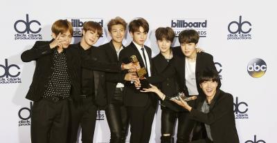 فريق BTS خلال تسلمه جائزة Billboard 