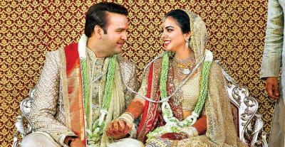 العروسان خلال زفافهما في مومباي
