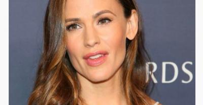 جنيفر غارنر تساهم في تعليم الأطفال حول العالم من خلال Save The Children -انستغرام @jennifer.garner