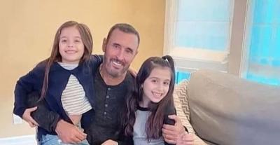 كاظم الساهر مع حفيدتيه-صورة من السوشيال ميديا