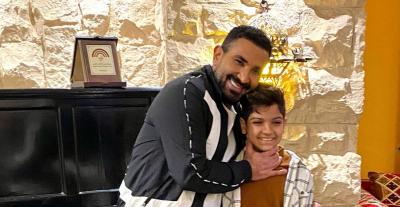 أحمد سعد والطفل محمد أسامة - صورة من انستغرام