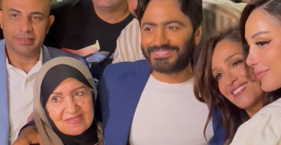 تامر حسني ووالدته في عرض فيلم بحبك من بث لايف انستغرام ( سكرين شوت)