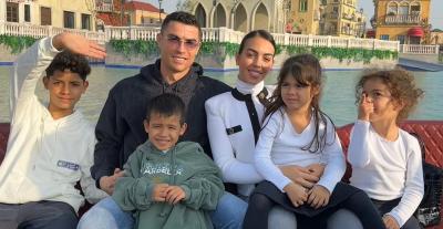 كريستيانو رونالدو وعائلته - صورة من إنستقرام 