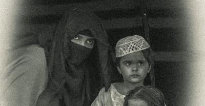 سارة الودعاني و طفليها من يوم التأسيس - صورة من تويتر