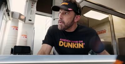 بن أفليك وجنيفر لوبيز في إعلان Dunkin Donuts