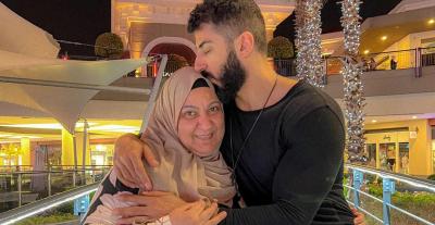إسماعيل تمر مع والدته