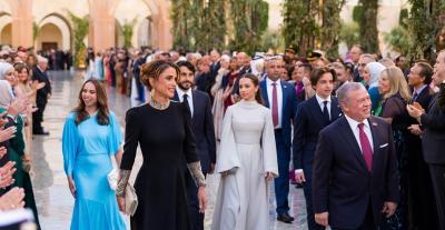 الملك عبدالله الثاني ابن الحسين والملكة رانيا العبدالله وأولادهما في حفل زفاف الأمير الحسين- انستقرام @queenrania