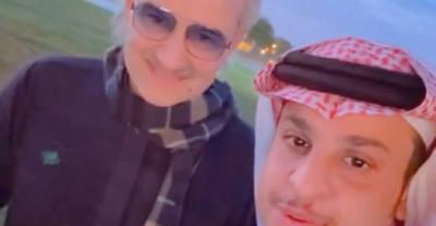 فيصل العيسى والأمير الوليد بن طلال - صورة من فيديو على منصة إكس