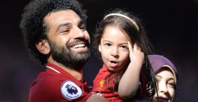محمد صلاح مع ابنته - صورة من غوغل