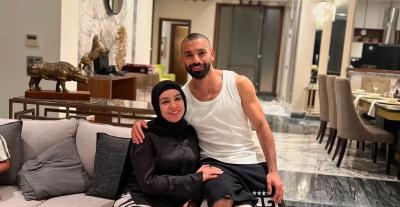 محمد صلاح مع زوجته - صورة متداولة