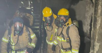 رجال الأطفاء في دولة الكويت أثناء إخماد الحريق ( كونا)