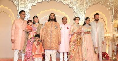 أنانت أمباني و عائلته من حفل الزفاف الكبير - صورة من حساب Bollywood Hungama على إنستقرام