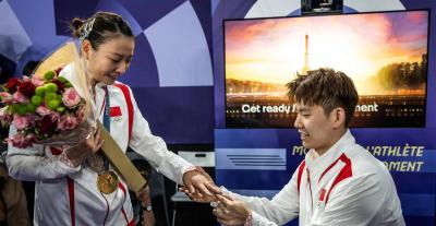 هوانغ ياكيونغ و ليو يوتشين في أولمبياد باريس (أ.ف.ب)
