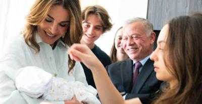 الملكة رانيا مع حفيدتها "إيمان" وسط العائلة