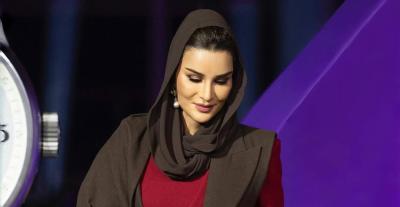 الشيخة موزا بنت ناصر  بمعطف من جان لويس شيرير