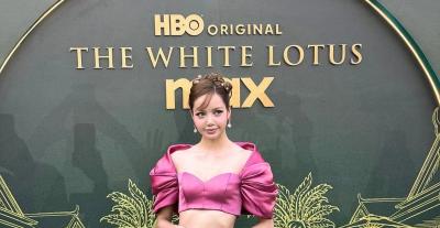 ليسا تختار اطلالة وردية من لويس فيتون في عرض The White Lotus