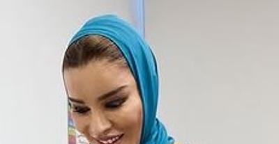 الشيخة موزا بنت ناصر تتألق بعباية مخملية وحقيبة عصرية على الخصر