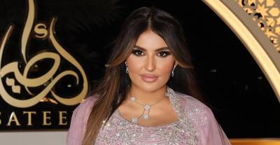 اطلالة شذى حسون في رمضان بلمسات شرقية زهرية وحقيبة شانيل 