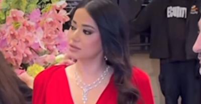 رحمة رياض بفستان الكاب الأحمر في ديترويت 