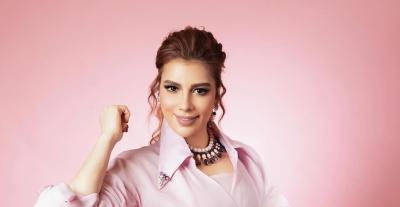 أصالة تتألق بفستان باستيلي مع حزام كورسيه بنفسجي 