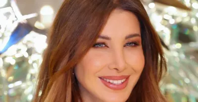 نانسي عجرم تطل بالجمبسوت الجلد باللون البورغندي 