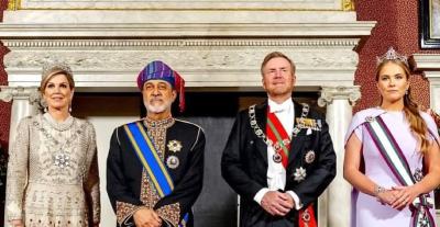 العائلة الملكبة مع سلطان عمان 