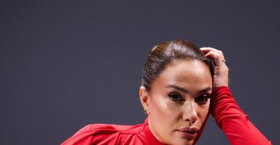 هند صبري تتألق بفستان أحمر ومكياج برونزي 
