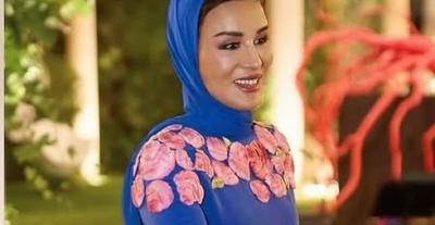 الشيخة موزا تختار الفستان الأزرق المطرز بالورود من سكياباريللي 
