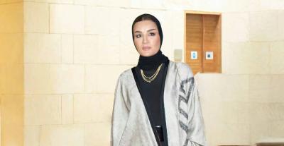 الشيخة موزا: أناقة شرقية لافتة بالعباية السيلفر  