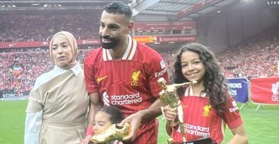 محمد صلاح يحتفل مع عائلته