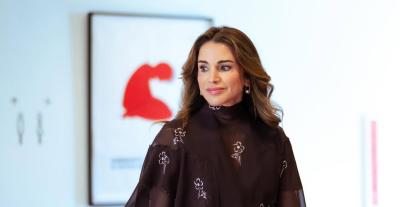 الملكة رانيا تختار اطلالة من برادا بتفاصيل مميزة 