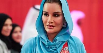 الشيخة موزا تختار فستان أحمر بطابع ربيعي من  Ulyana Sergeenko