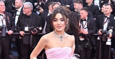 هاندا أرتشيل تجمع الطابع الناعم مع الريش في مهرجان كان السينمائي