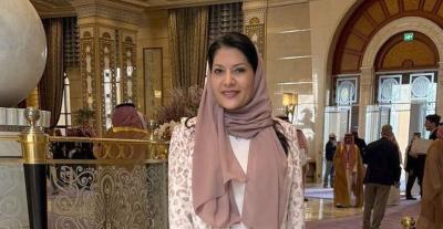 الأميرة ريما بنت بندر بعباية مطرزة لافتة من هنيدة خلال توديع ترامب