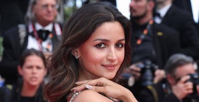 عليا بهات بأول ساري من غوتشي في ختام مهرجان كان السينمائي