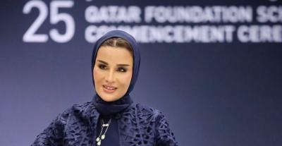 الشيخة موزا بمعطف أورغنزا كحلي بقصة هندسية من تصميم وضحة
