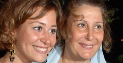 منة شلبي مع والدتها - صورة معدلة 