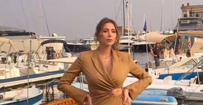 دانييلا رحمة في نابولي بفستان من ماكس مارا بلون محايد 