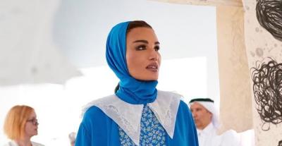 الشيخة موزا تتألق بعباية زرقاء وفستان مزهر