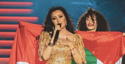 لطيفة بالعلم التونسي والفلسطيني