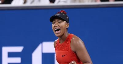 إطلالة نعومي أوساكا في بطولة U.S. Open 2025: أزهار حمراء ولمسات  Y2K