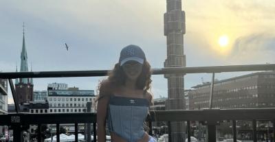 ميريام فارس تعتمد لوك رياضي مريح في ستوكهولم وحقيبة هيرميس
